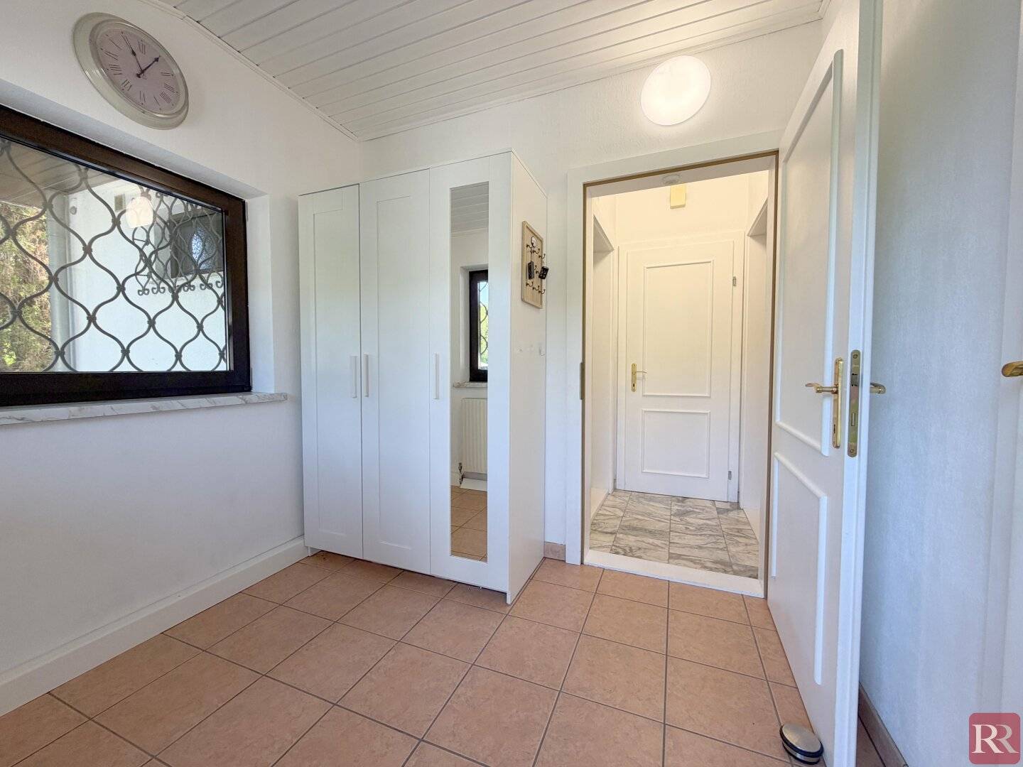 NEW PRICE: Single-family house with large garden, pool &amp; wellness area in Klosterneuburg
