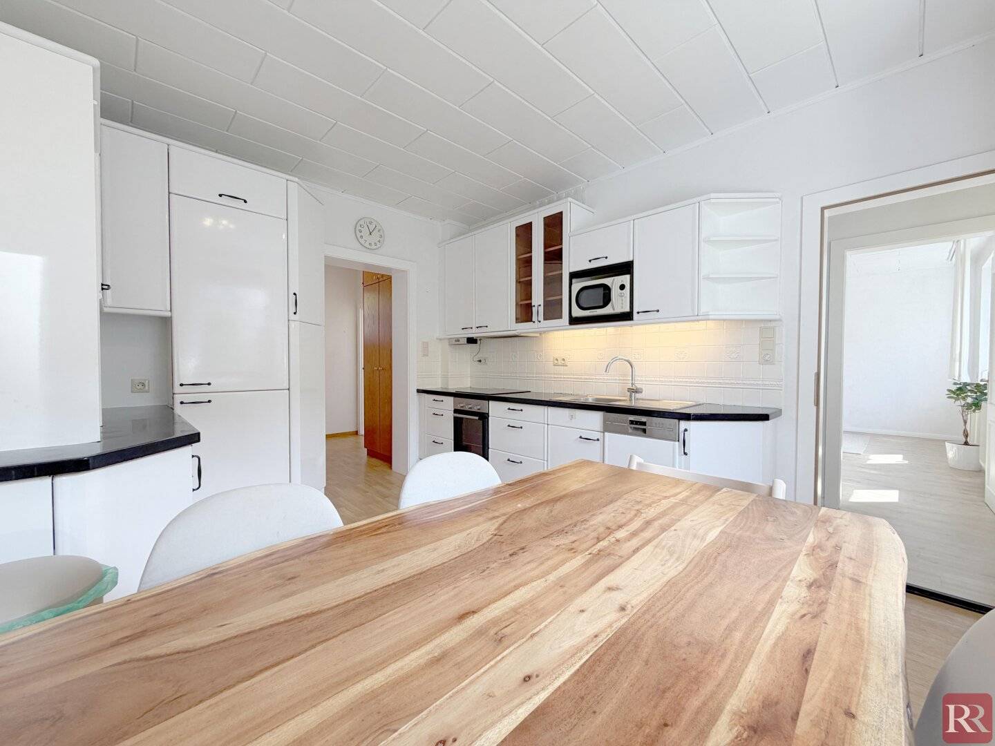 NEW PRICE: Single-family house with large garden, pool &amp; wellness area in Klosterneuburg