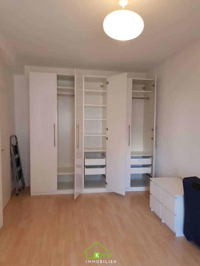 Attractive 2-room condominium ideal for investors or future owner occupancy
