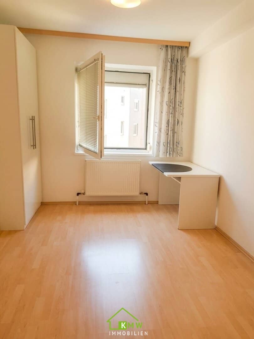 Attractive 2-room condominium ideal for investors or future owner occupancy