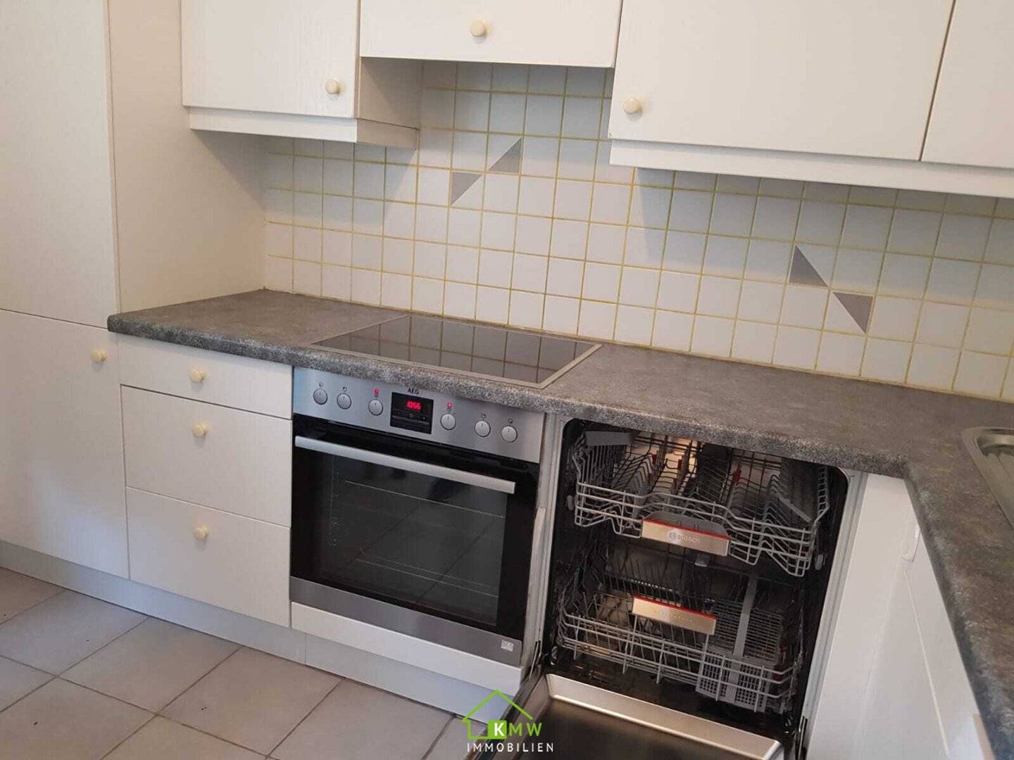 Attractive 2-room condominium ideal for investors or future owner occupancy