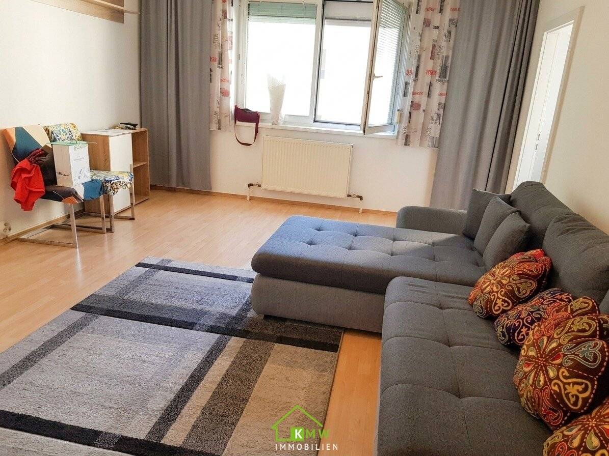 Attractive 2-room condominium ideal for investors or future owner occupancy