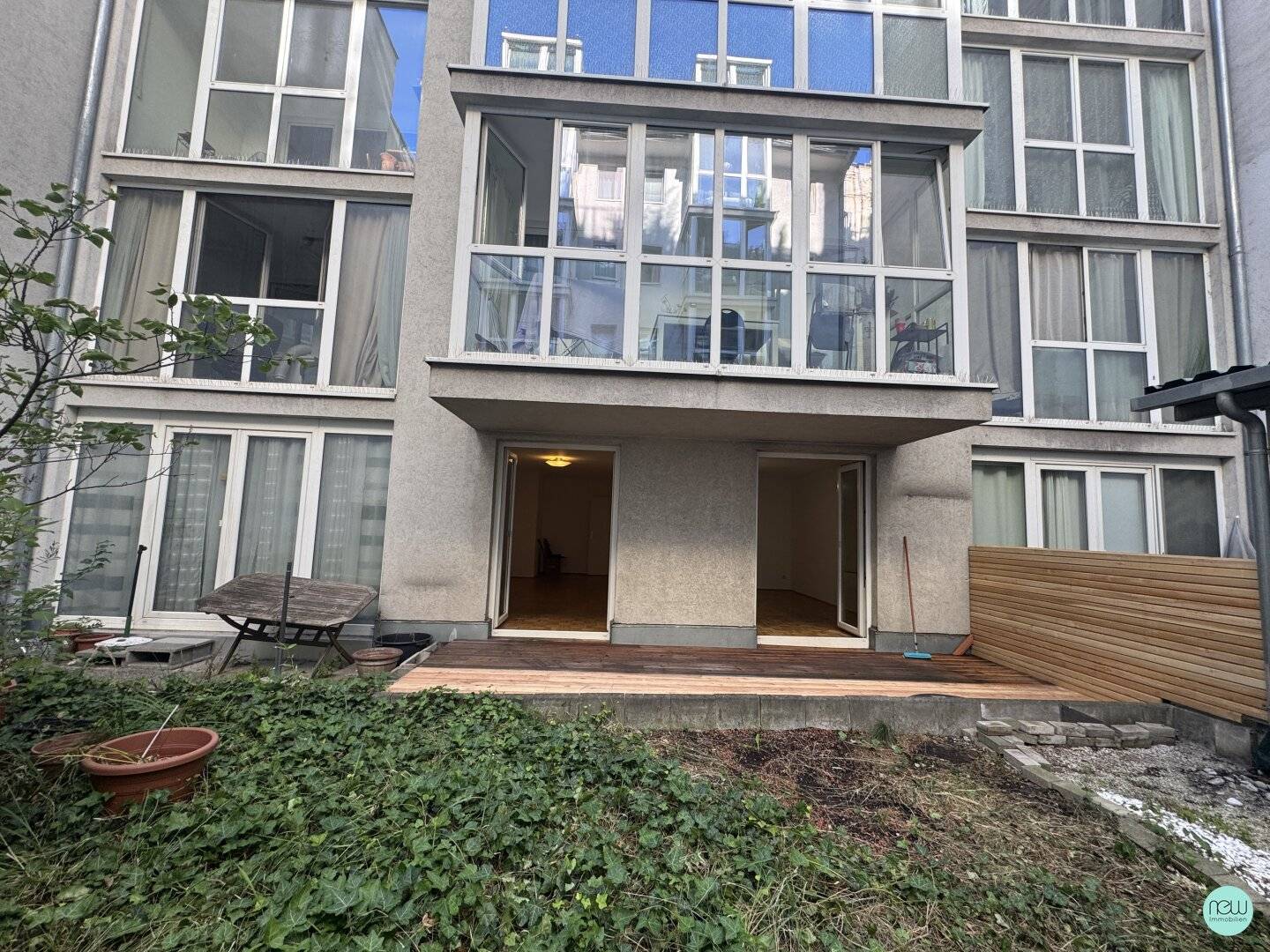 Oase Mitten im 7. Bezirk / 2 Zimmer + Terrasse + Garten + Garage