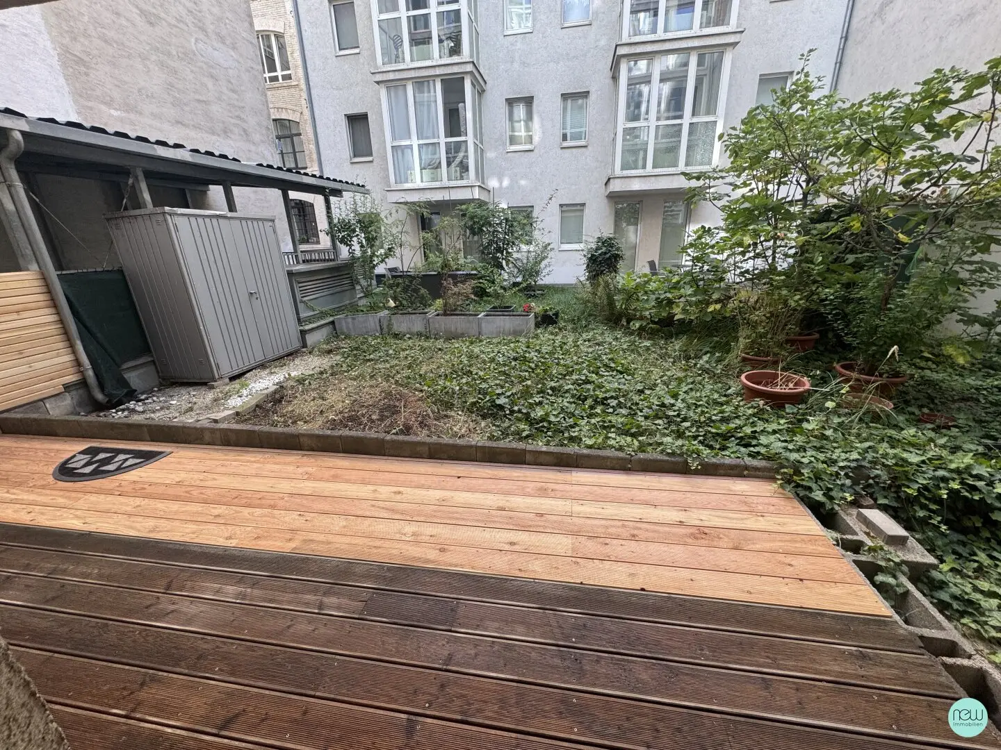 Oase Mitten im 7. Bezirk / 2 Zimmer + Terrasse + Garten + Garage