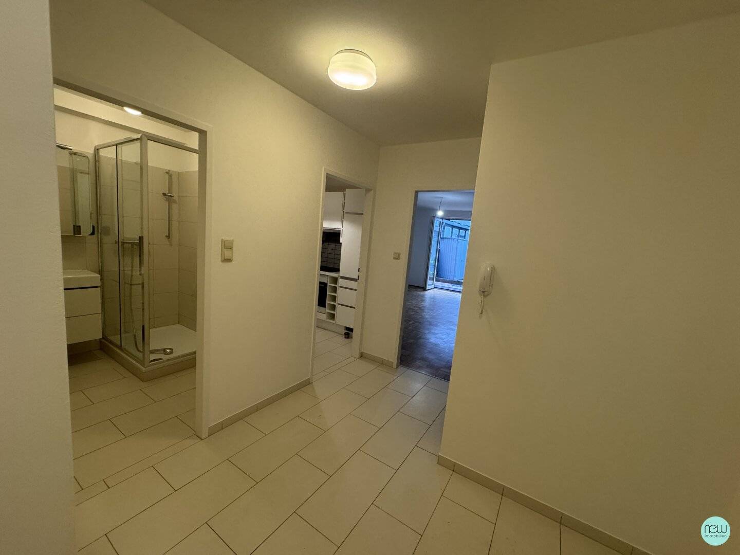 Oase Mitten im 7. Bezirk / 2 Zimmer + Terrasse + Garten + Garage