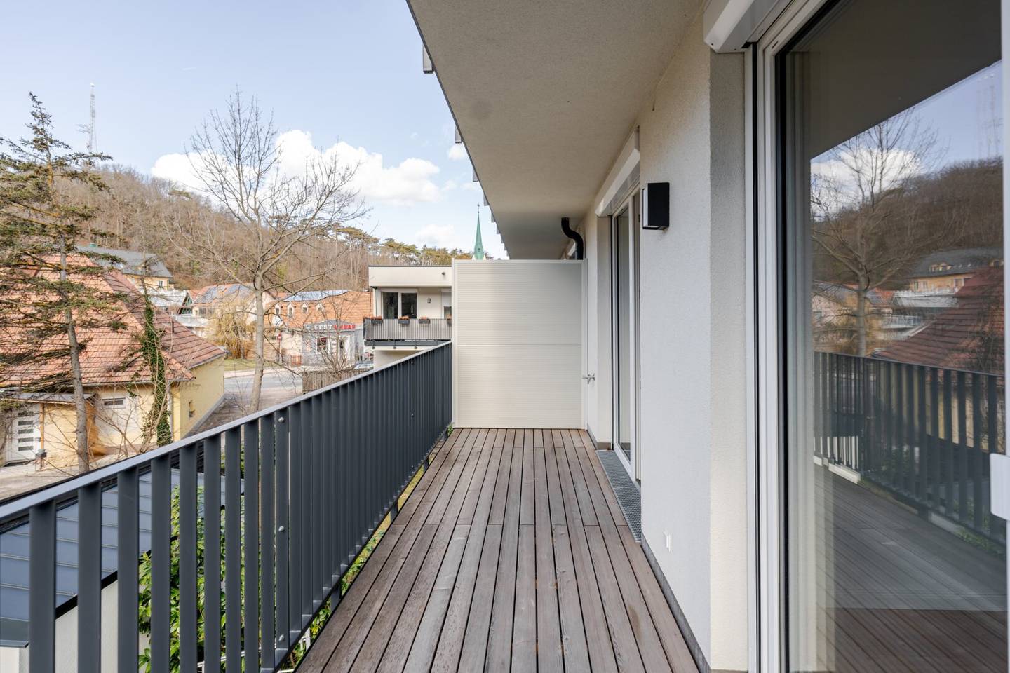 Your retreat in the greenery, 2-room apartment with balcony and underground parking space