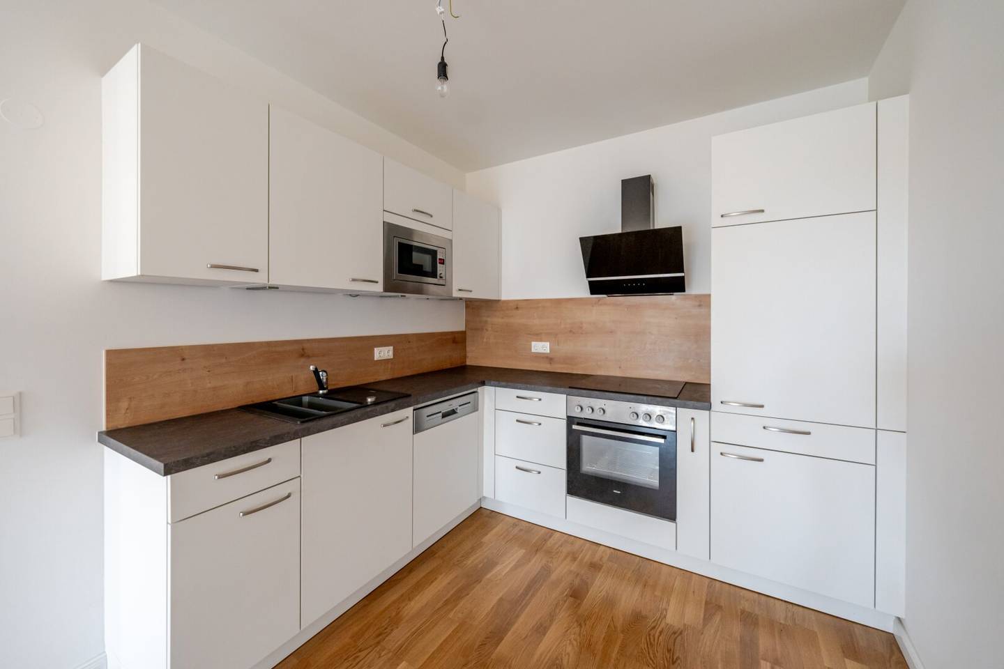 Your retreat in the greenery, 2-room apartment with balcony and underground parking space