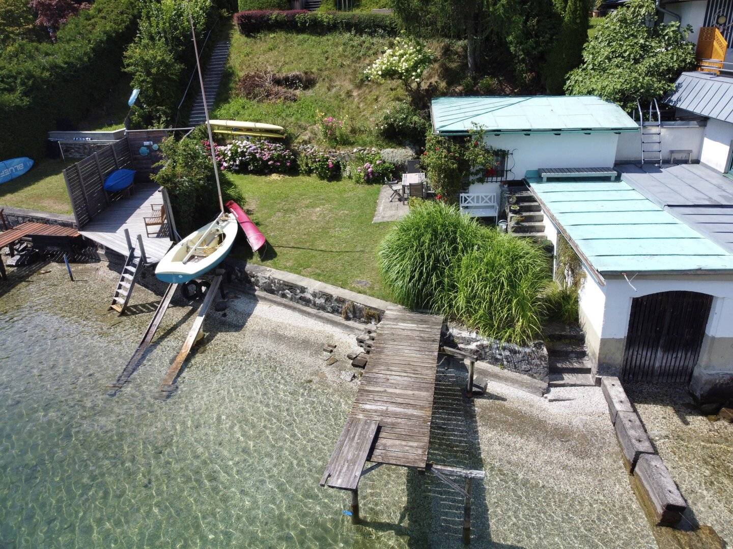 EXKLUSIVES SEEGRUNDSTÜCK MIT BADESTEG, KLEINEM BOOTSHAUS UND BADEHÄUSCHEN!