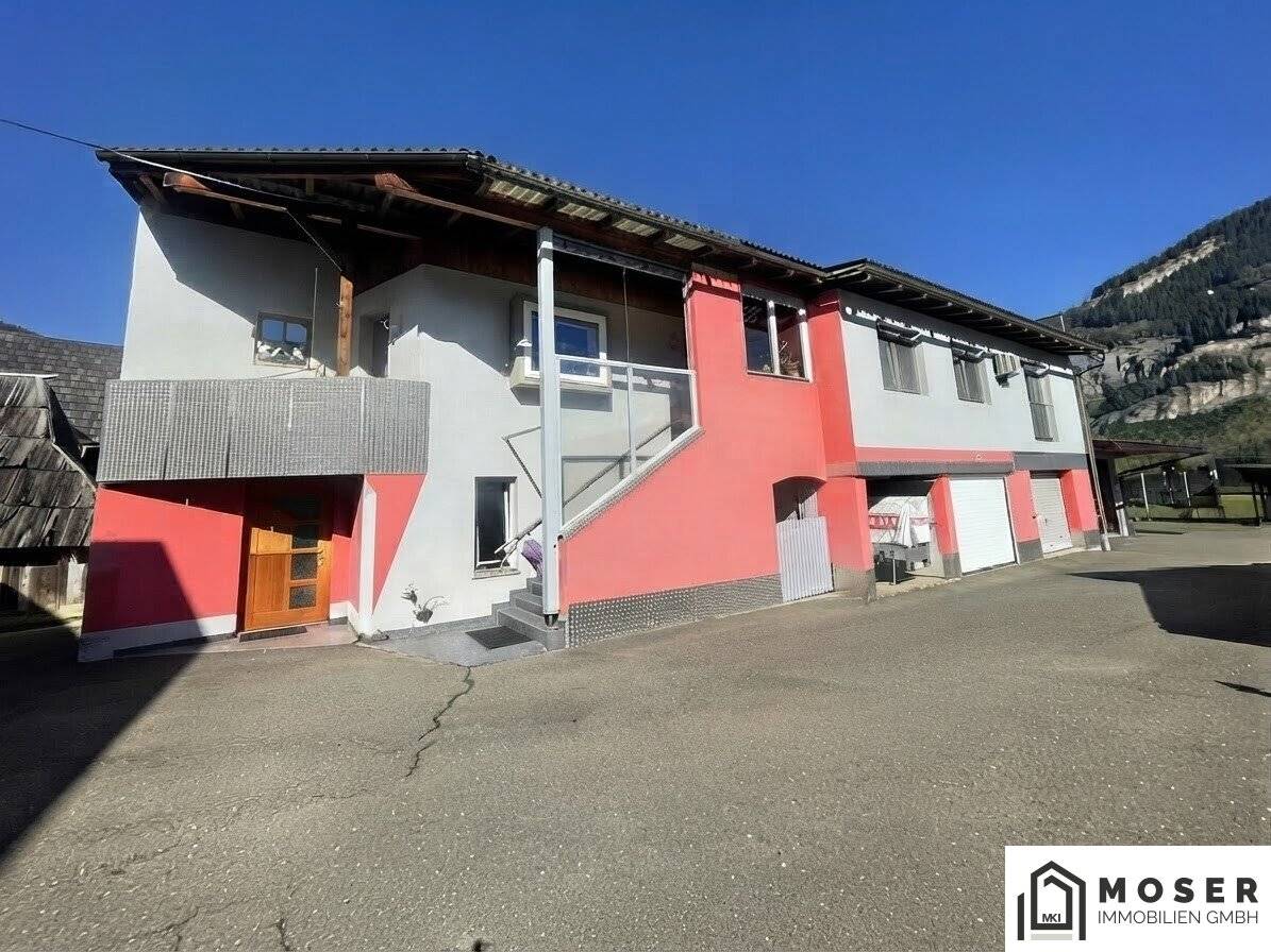 Teufenbach: Move-in ready single-family house with 3 garages and 3-car carport for sale
