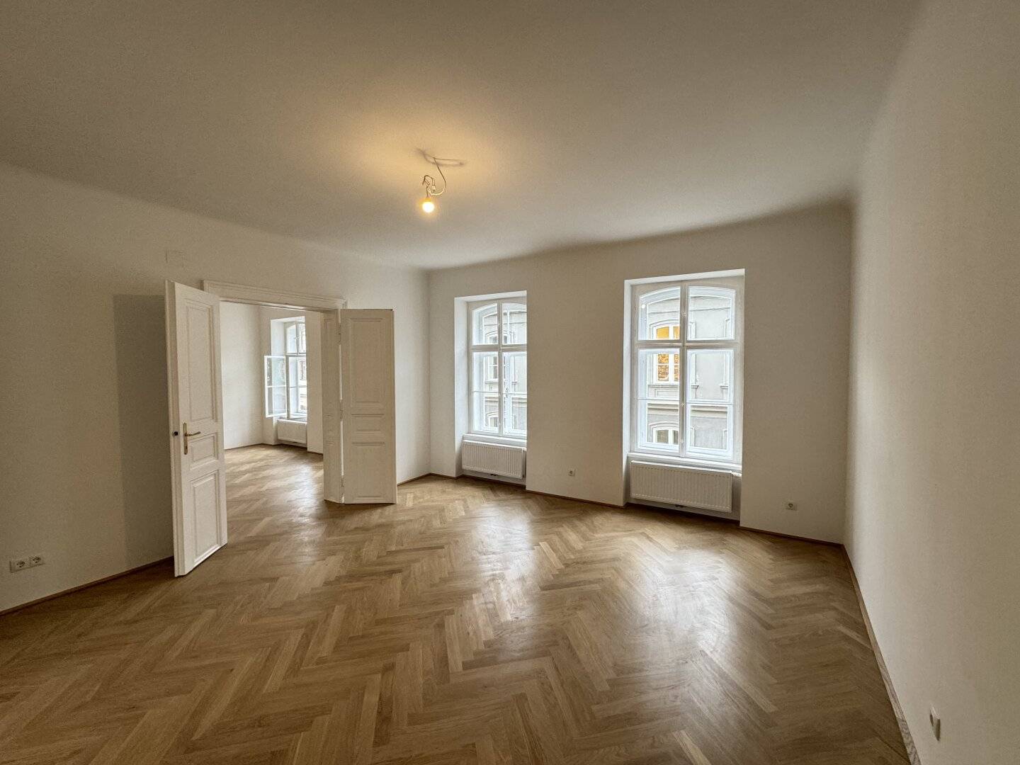 Charming old building apartment in 7th district with classic Viennese flair – SPACIOUS, MODERNIZED &amp; CENTRAL