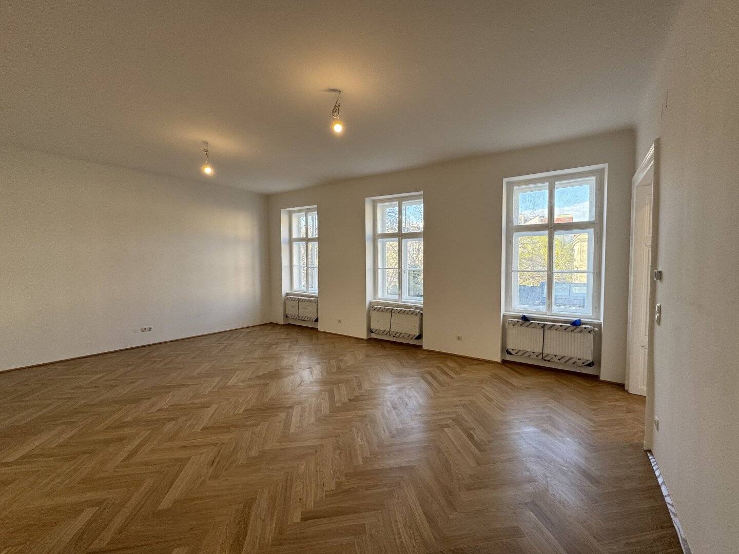 Charming old building apartment in 7th district with classic Viennese flair – SPACIOUS, MODERNIZED &amp; CENTRAL