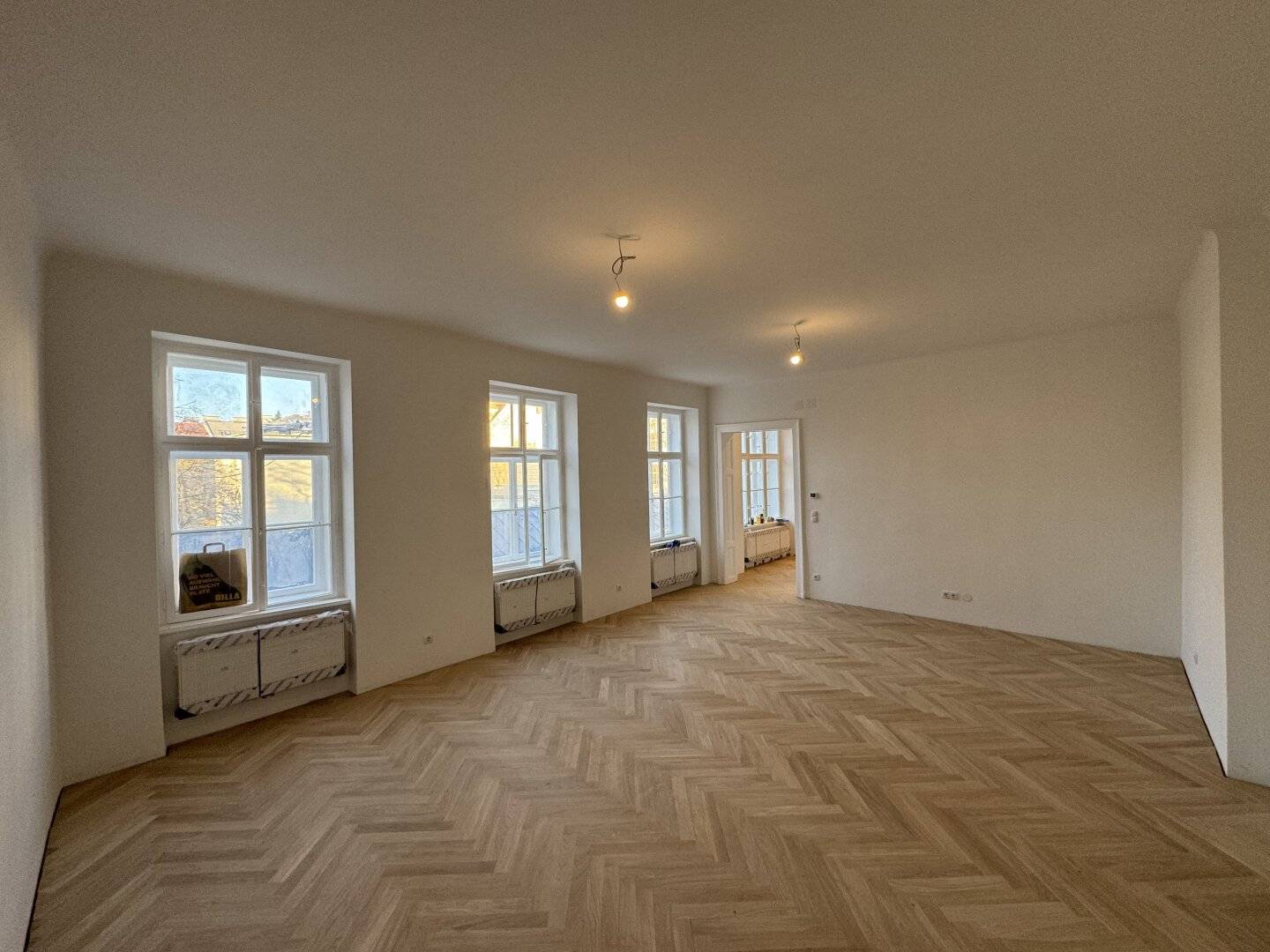 Charming old building apartment in 7th district with classic Viennese flair – SPACIOUS, MODERNIZED &amp; CENTRAL