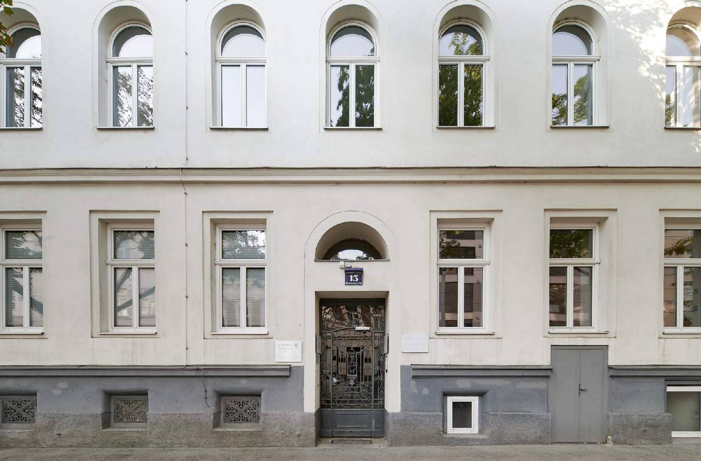 Period apartment renovated with elevator and cellar