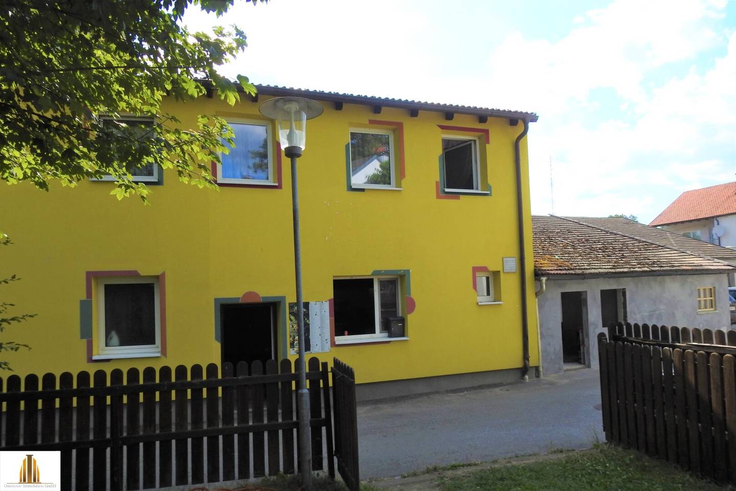 Charmantes Einfamilienhaus mit modernem Geschäftslokal, angrenzendem Nebengebäude und vier Garagen, in Heidenreichstein im Waldviertel!