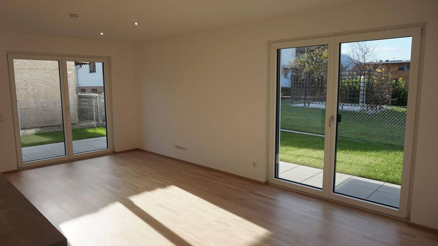 Helle Erdgeschosswohnung mit Garten und Carport