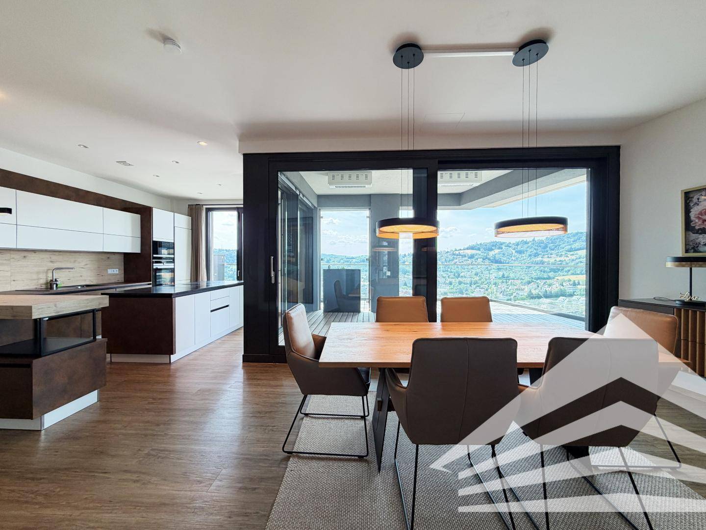 Wohnung with large panoramic terrace and concierge