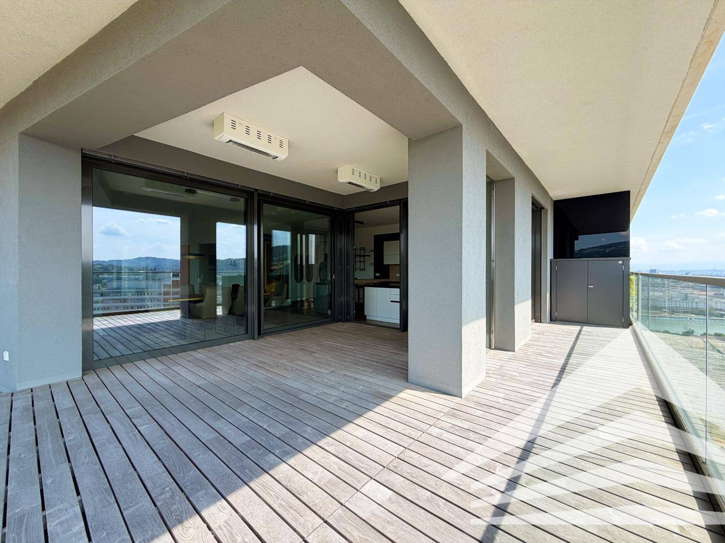 Wohnung with large panoramic terrace and concierge