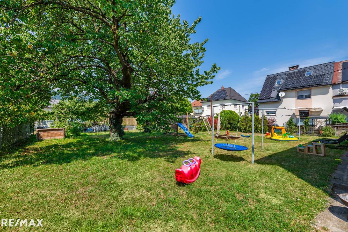 Sonnige Wohnung mit großem Garten und Garage