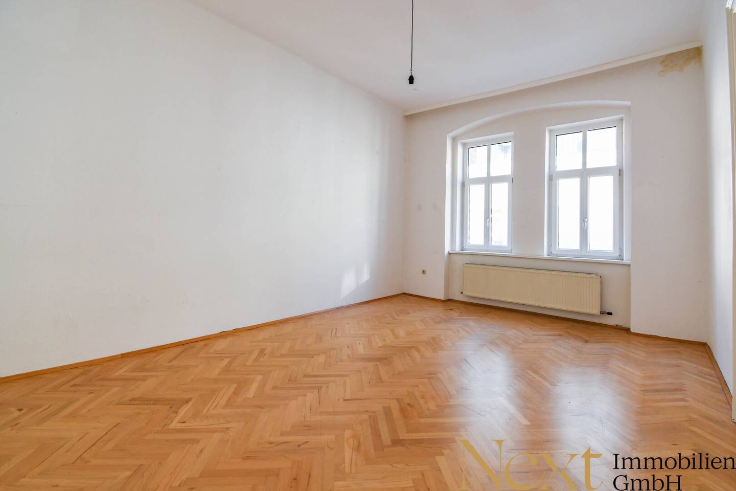 Appealing 3-room apartment with old building charm and ideal transport connections for rent