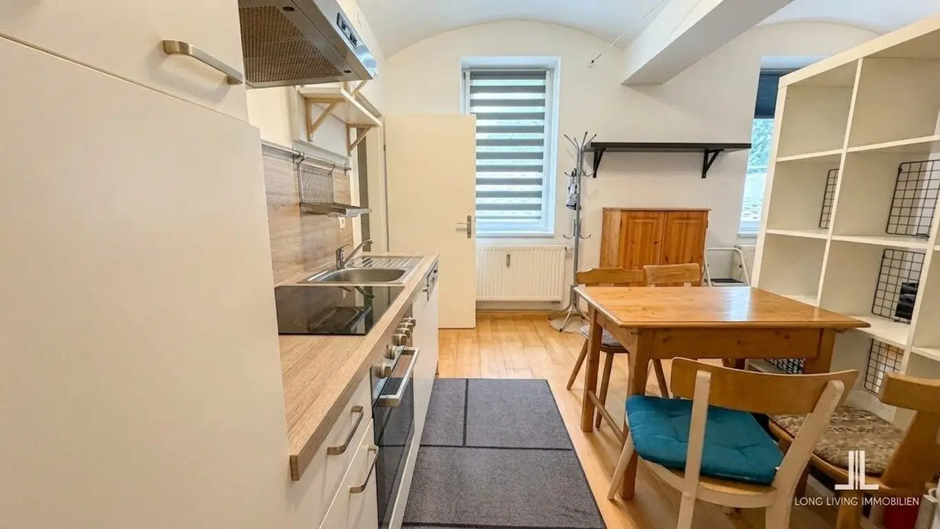 Helle Tiefparterrewohnung mit großen Gartenfenstern und Altbauflair_Top 1