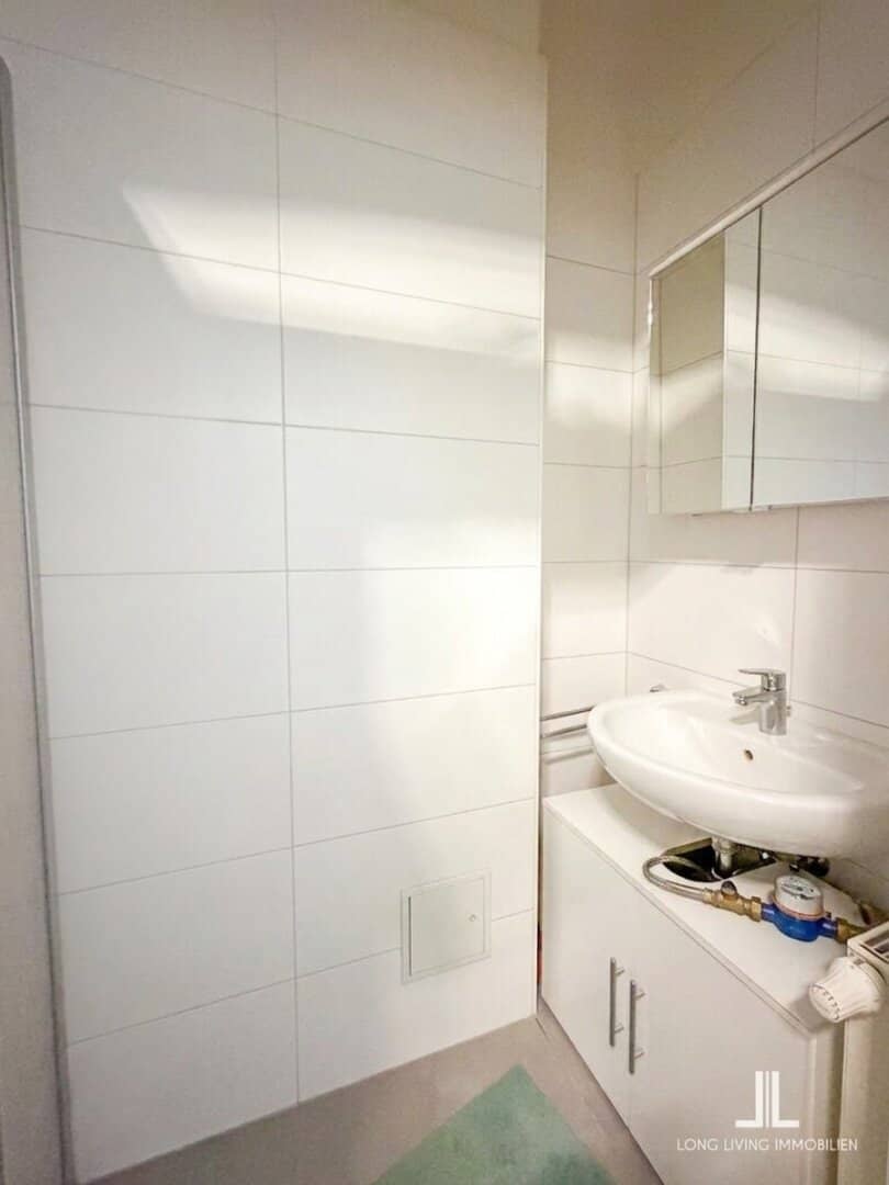 Bright lower ground floor apartment with large garden windows and old building charm_Top 1