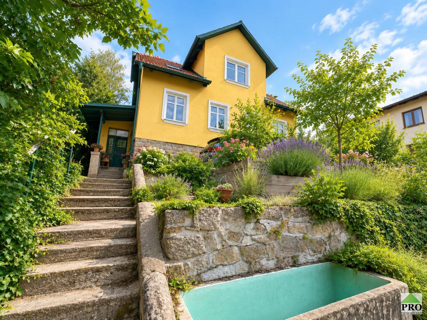 Waldviertel pur! Sehr grosses sonniges Grundstück - Haus mit Burgblick mitten in der Stadt Heidenreichstein!