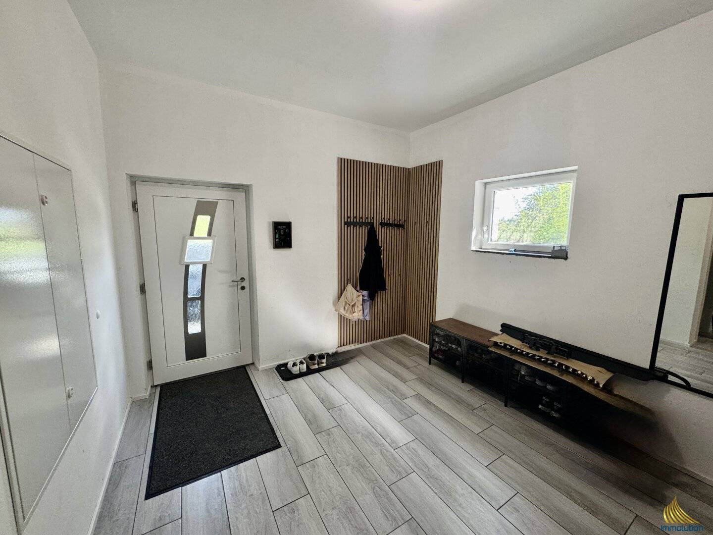 Modernes Einfamilienhaus mit Photovoltaik, 3 Garagen und großer Sonnenterrasse
