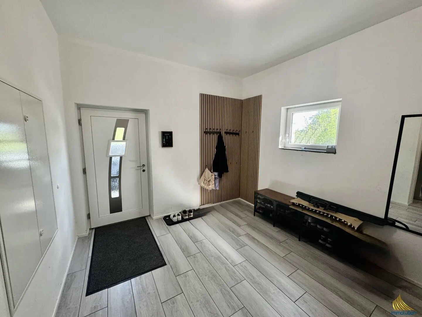 Modernes Einfamilienhaus mit Photovoltaik, 3 Garagen und großer Sonnenterrasse