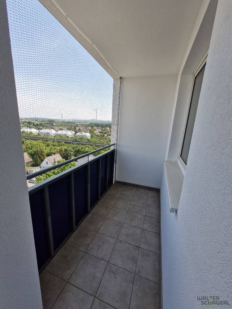 Pretty 2-room apartment with loggia