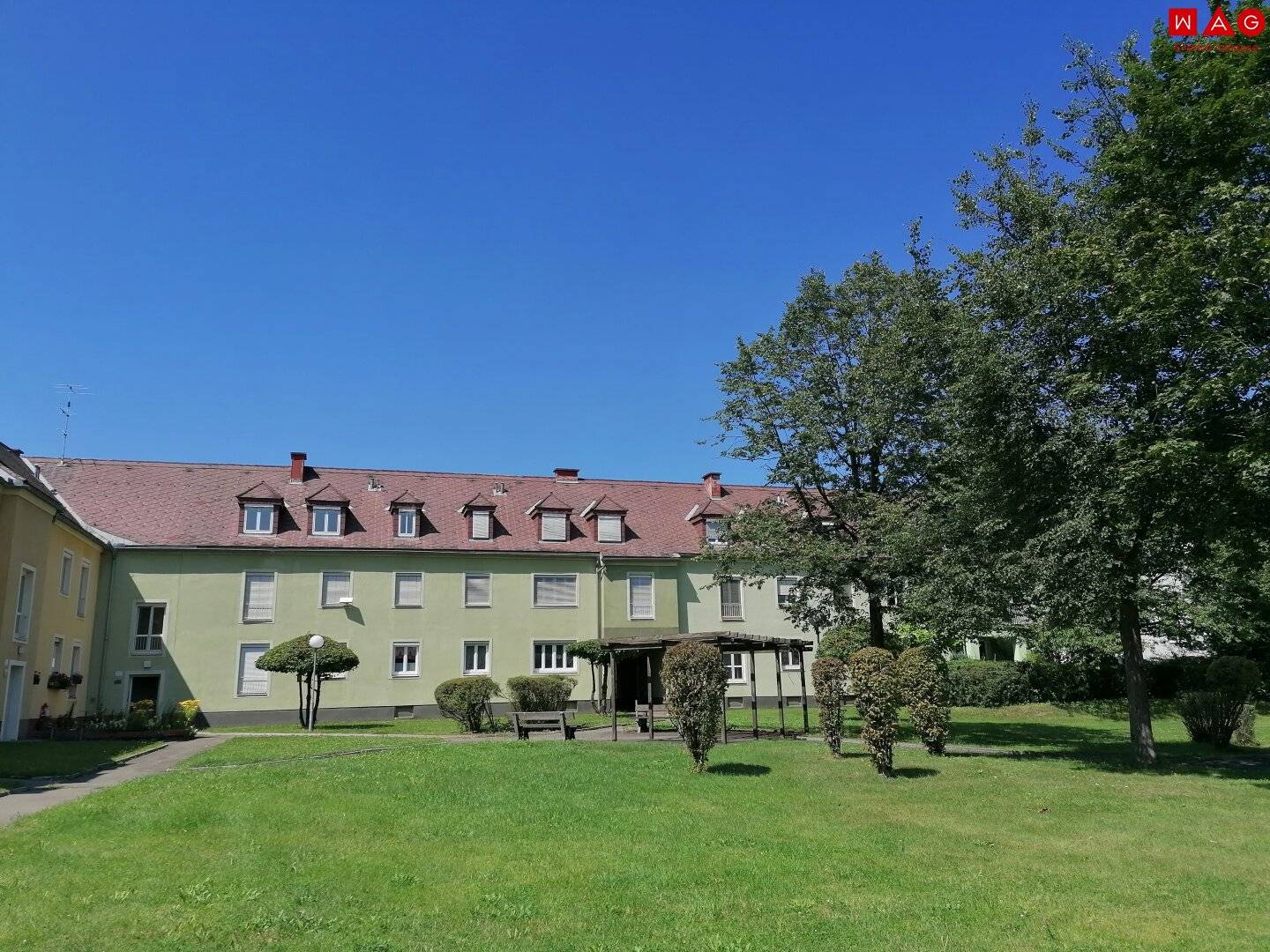 Sunny 2-room apartment in the green including parking