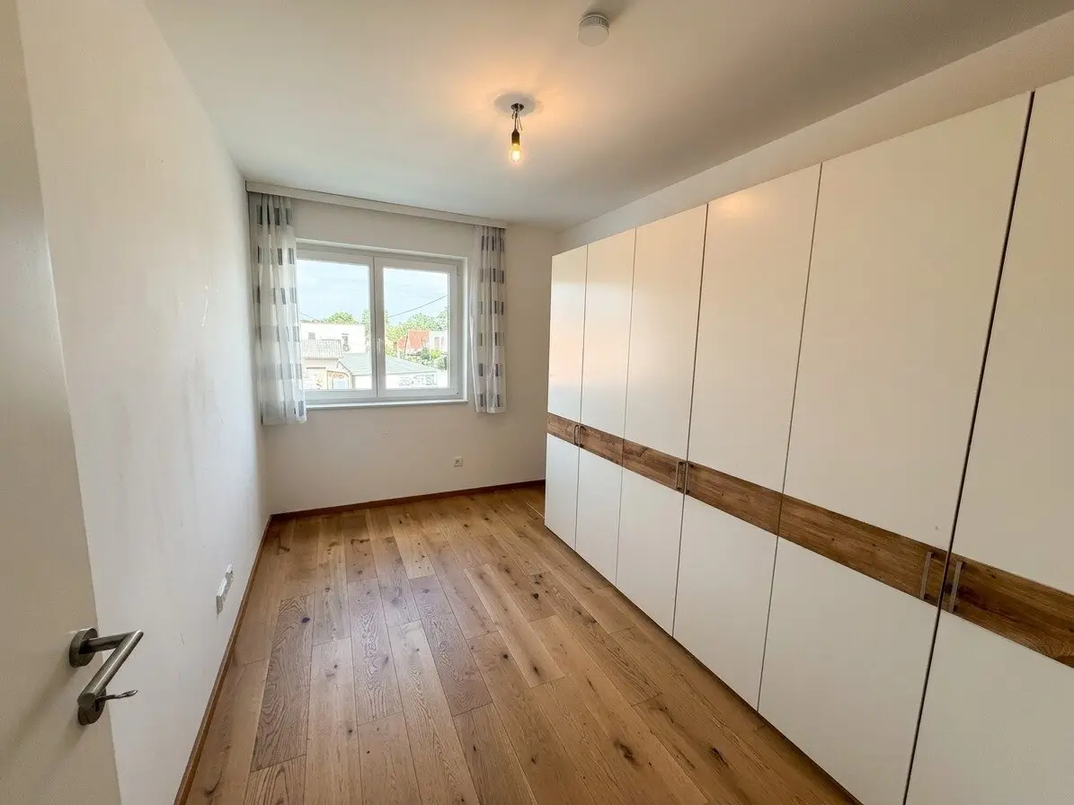 Like-new 3-room apartment with 77m² living space, south-facing balcony, 1 underground parking space & 1 outdoor parking space, €320.000