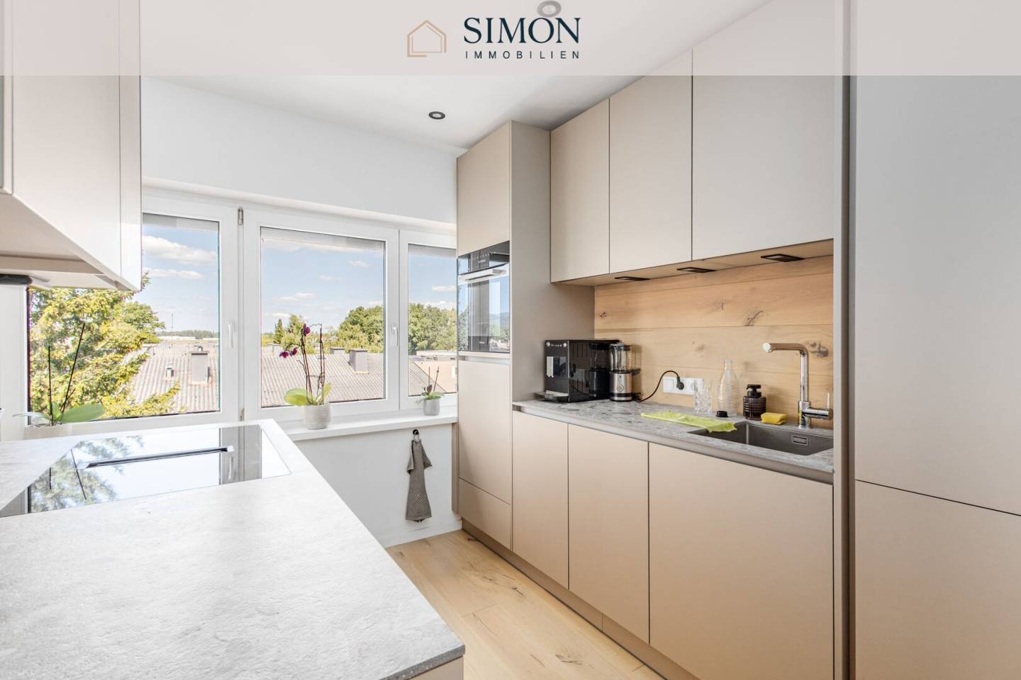 Over the roofs of Salzburg: Renovated 3-room apartment with mountain view