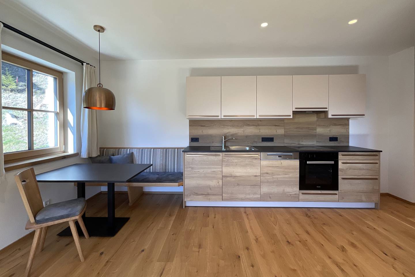 Erdgeschosswohnung with private garden and mountain view