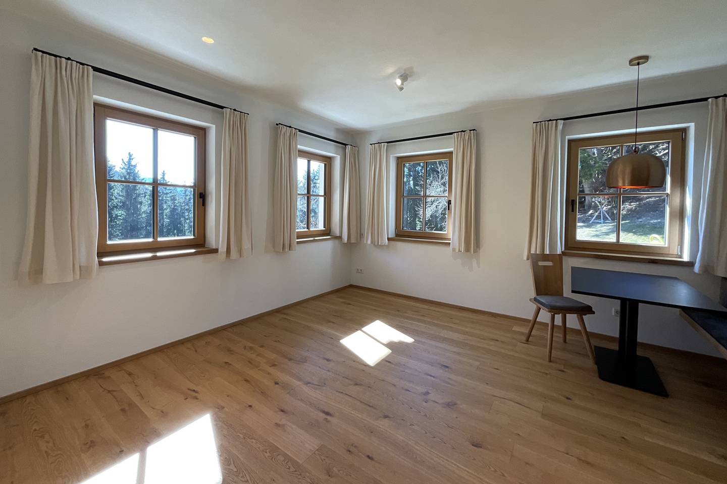 Erdgeschosswohnung with private garden and mountain view