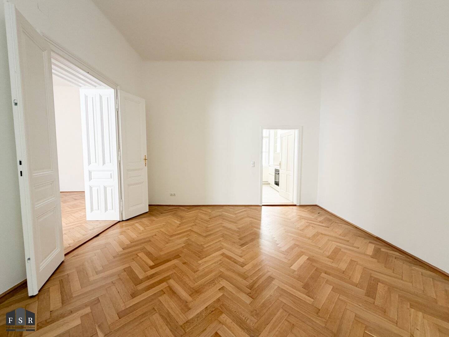 Nähe Votivkirche! 3 Zimmer-Stilaltbauwohnung + Balkonoption in prachtvollem Zinshaus - neue Tischlerküche inklusive - komplette Innenhofruhelage