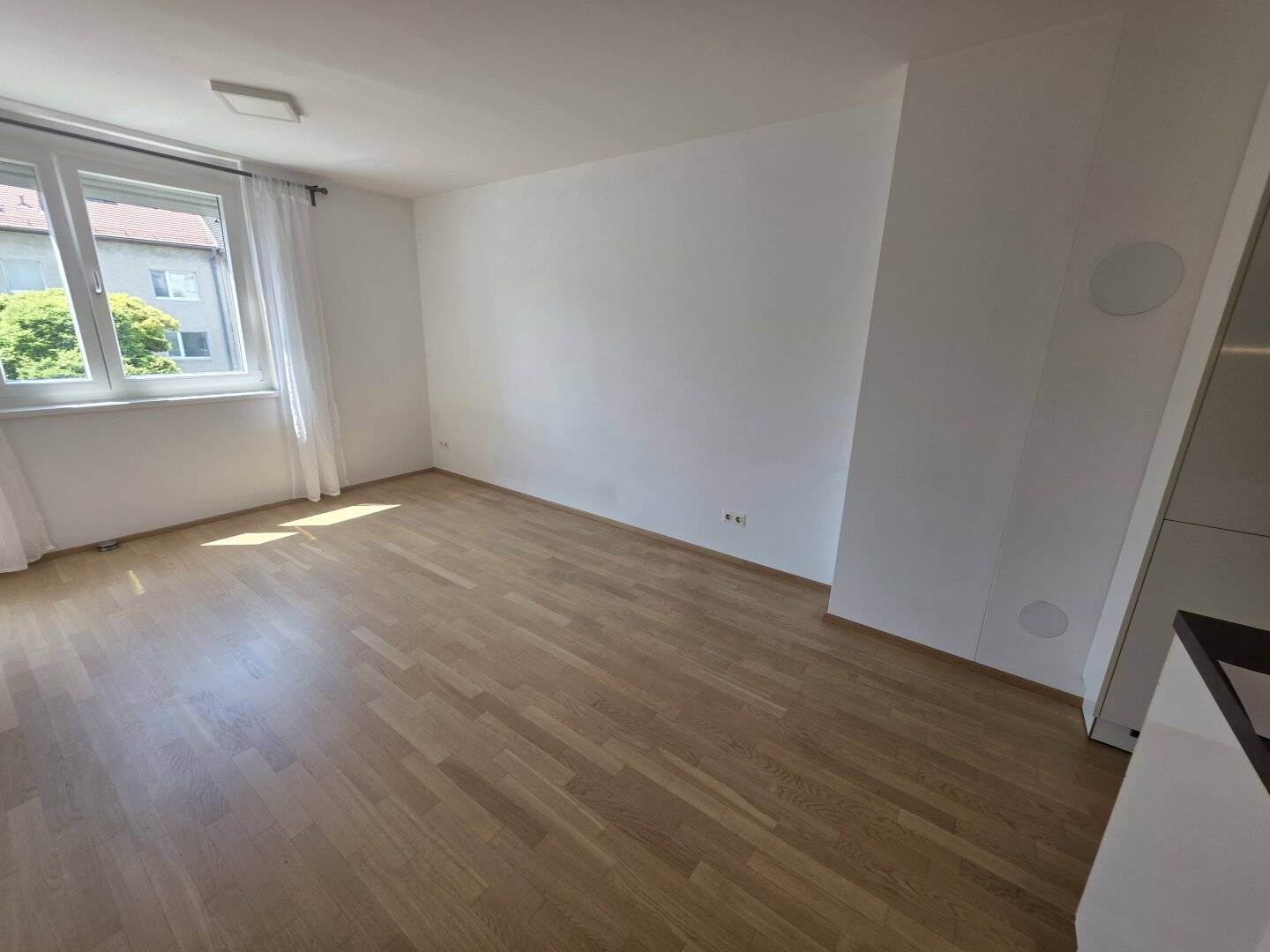 Helle 2 Zi Neubauwohnung mit hofseitiger Loggia in absoluter Ruhelage