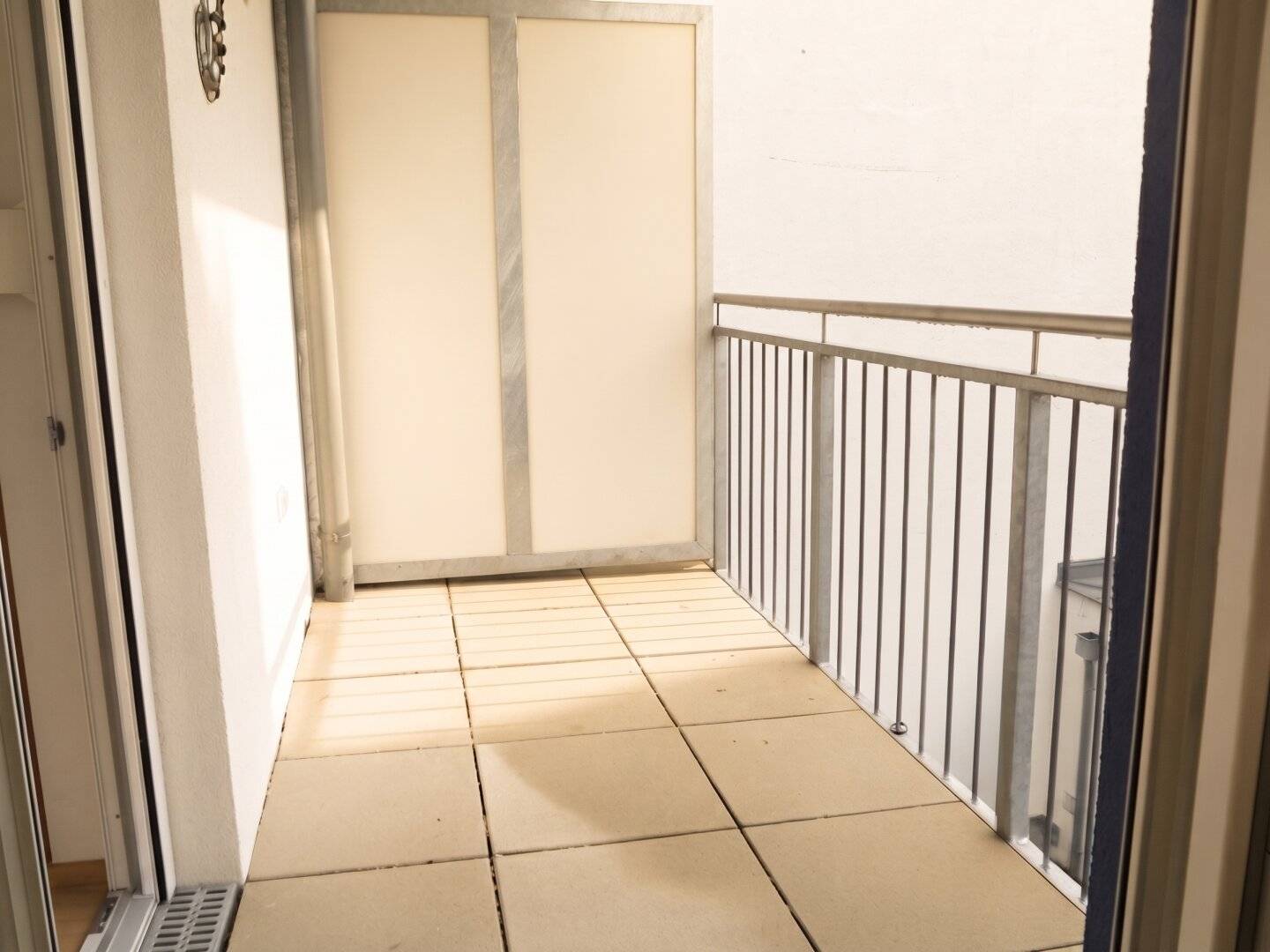 Helle 2 Zi Neubauwohnung mit hofseitiger Loggia in absoluter Ruhelage