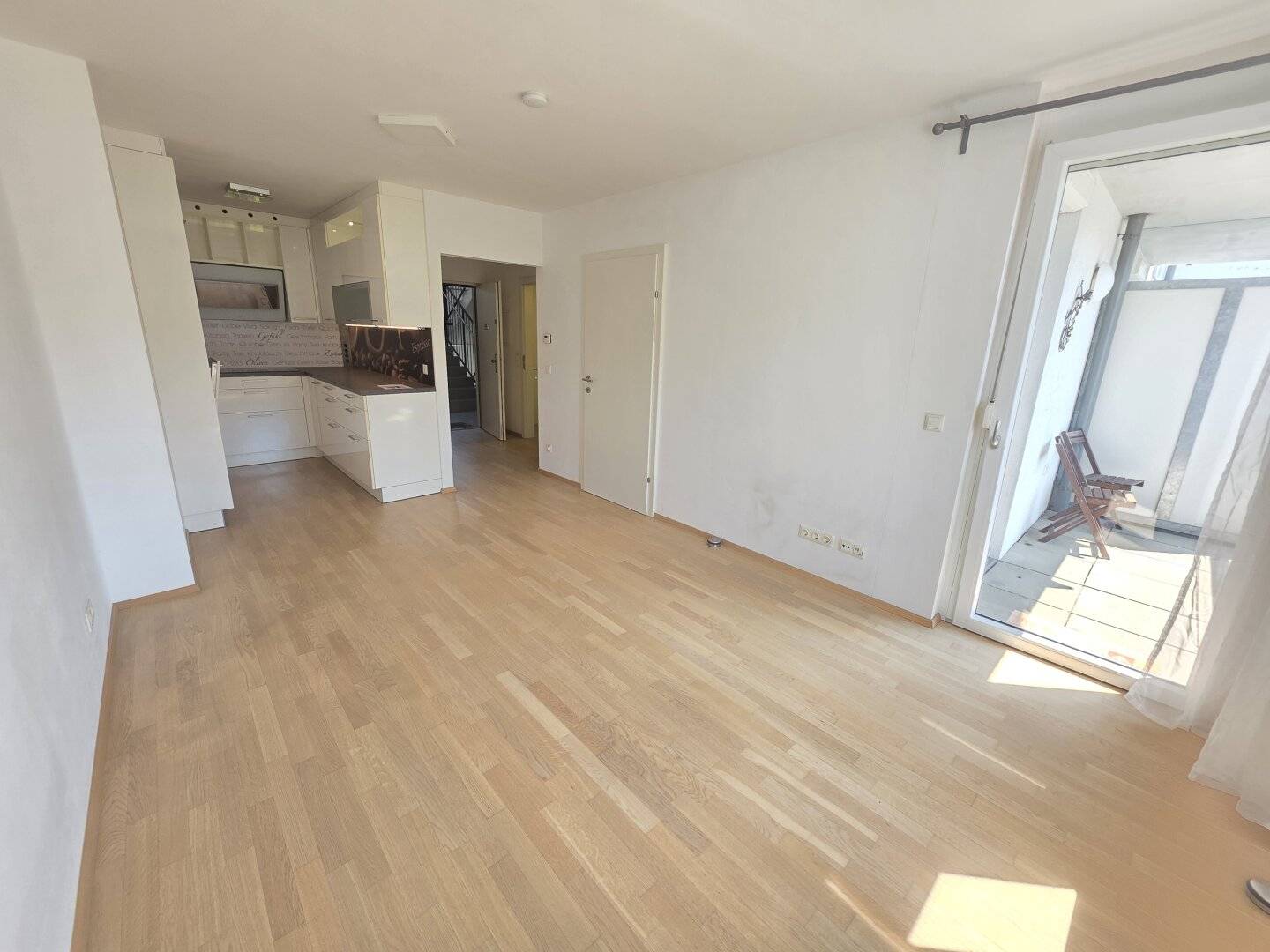 Helle 2 Zi Neubauwohnung mit hofseitiger Loggia in absoluter Ruhelage