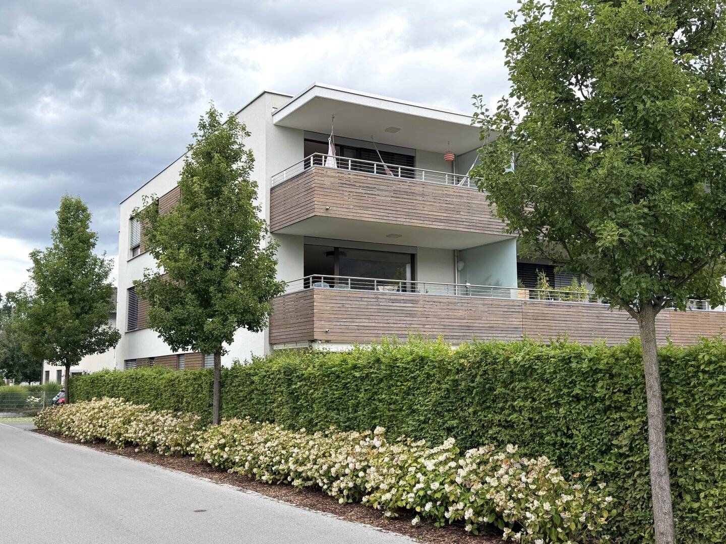 Family-friendly sunny 3-room apartment with underground parking space