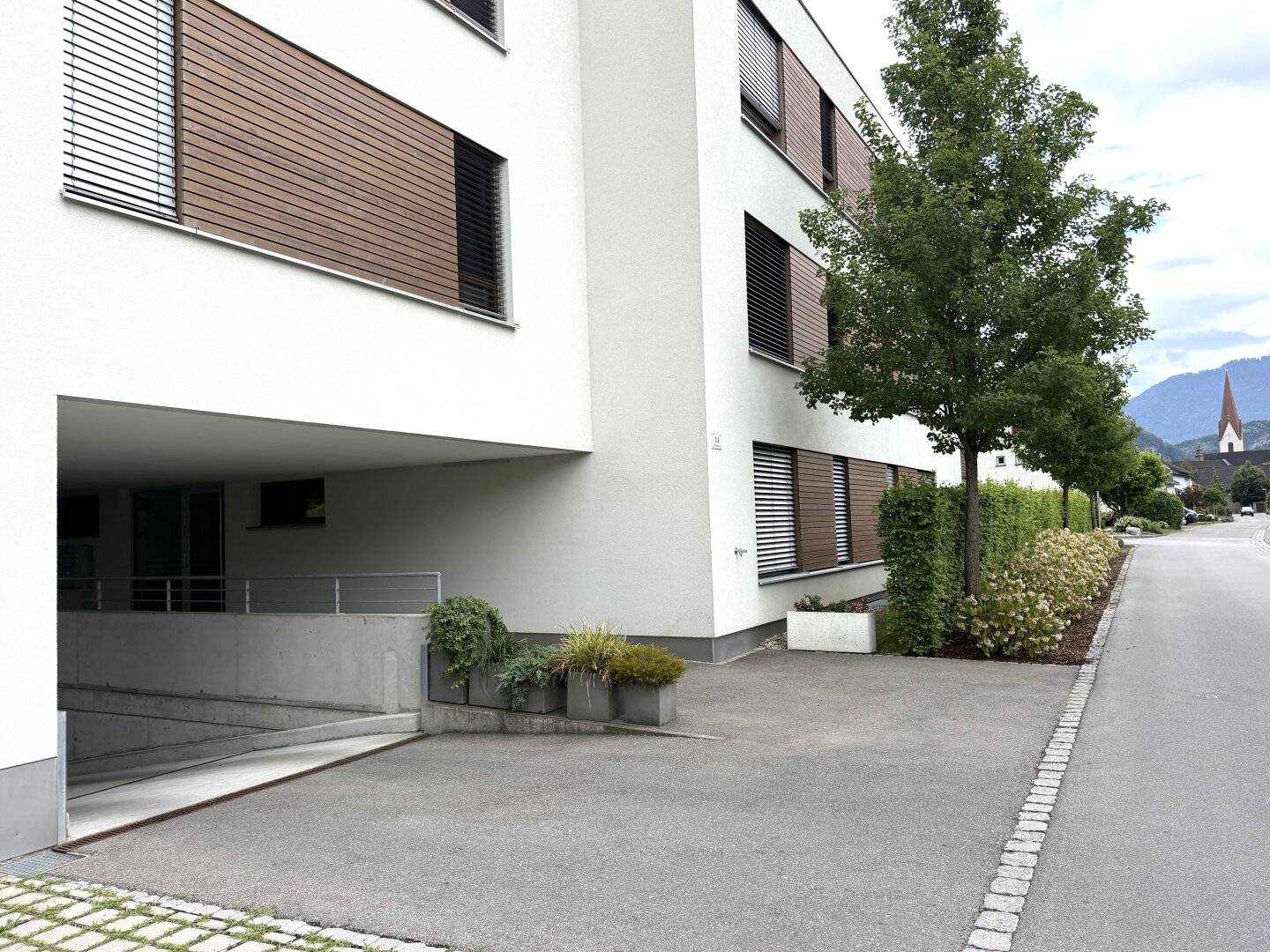 Family-friendly sunny 3-room apartment with underground parking space