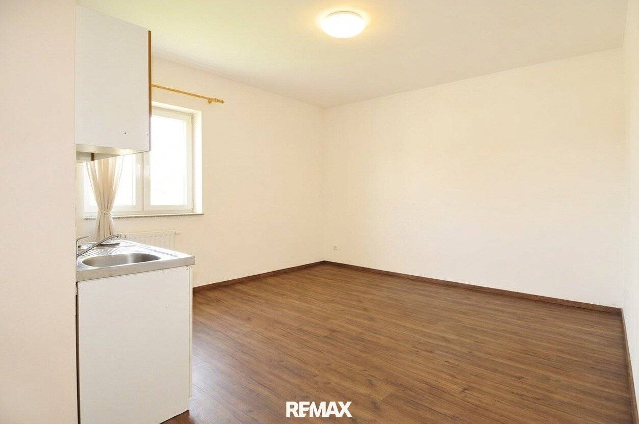 Gepflegtes Mini-Apartment mit Badezimmer in zentraler Lage! Nähe BMW, SKF!!!
