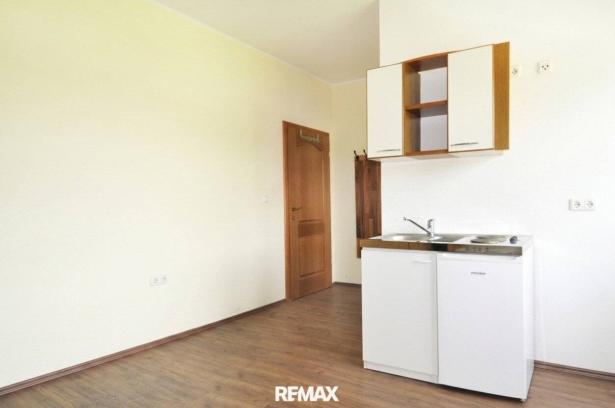 Gepflegtes Mini-Apartment mit Badezimmer in zentraler Lage! Nähe BMW, SKF!!!