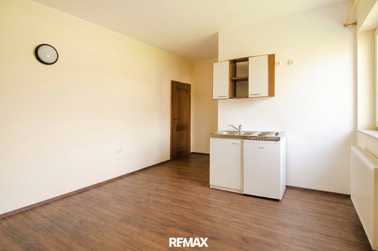 Gepflegtes Mini-Apartment mit Badezimmer in zentraler Lage! Nähe BMW, SKF!!!