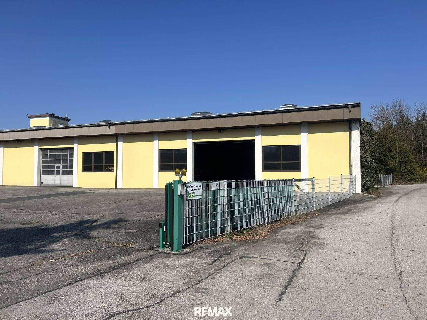 Spacious warehouse in a highly frequented location – ideal for commercial use and logistics
