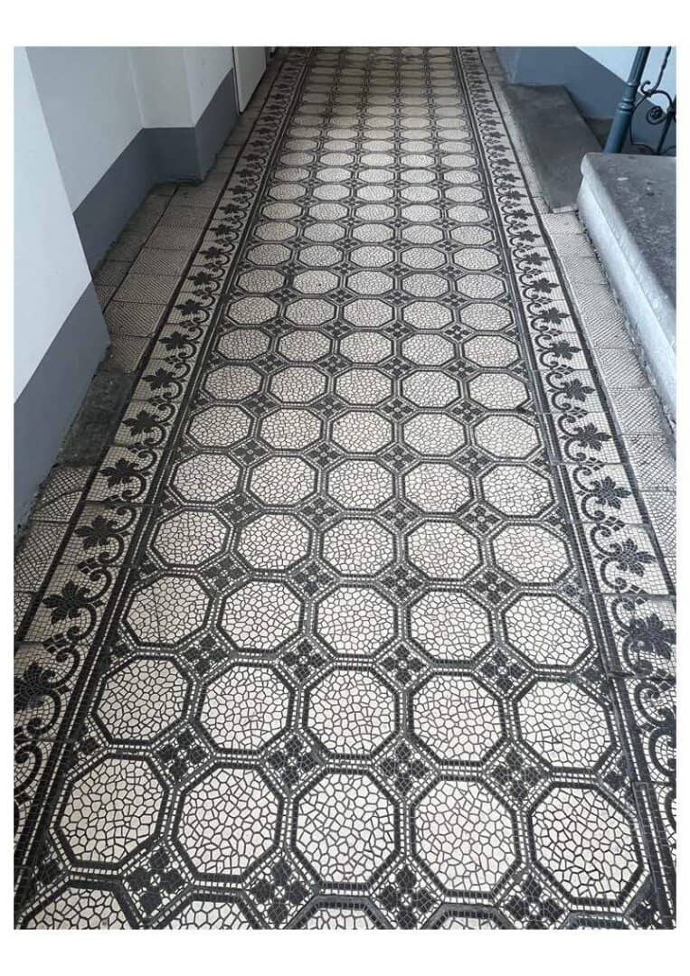 + Projektentwicklung mit Seltenheitswert + Gepflegtes Zinshaus in 1100 Wien mit rund 90 Prozent Leerstand und baubewilligtem Dachgeschossausbau sowie Zubau +