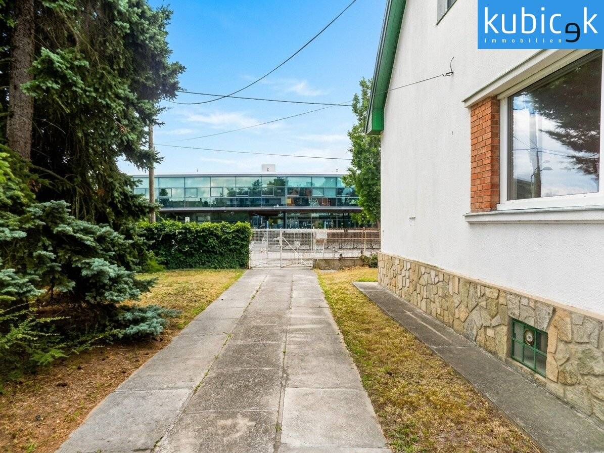 Large plot with existing building near Siegesplatz