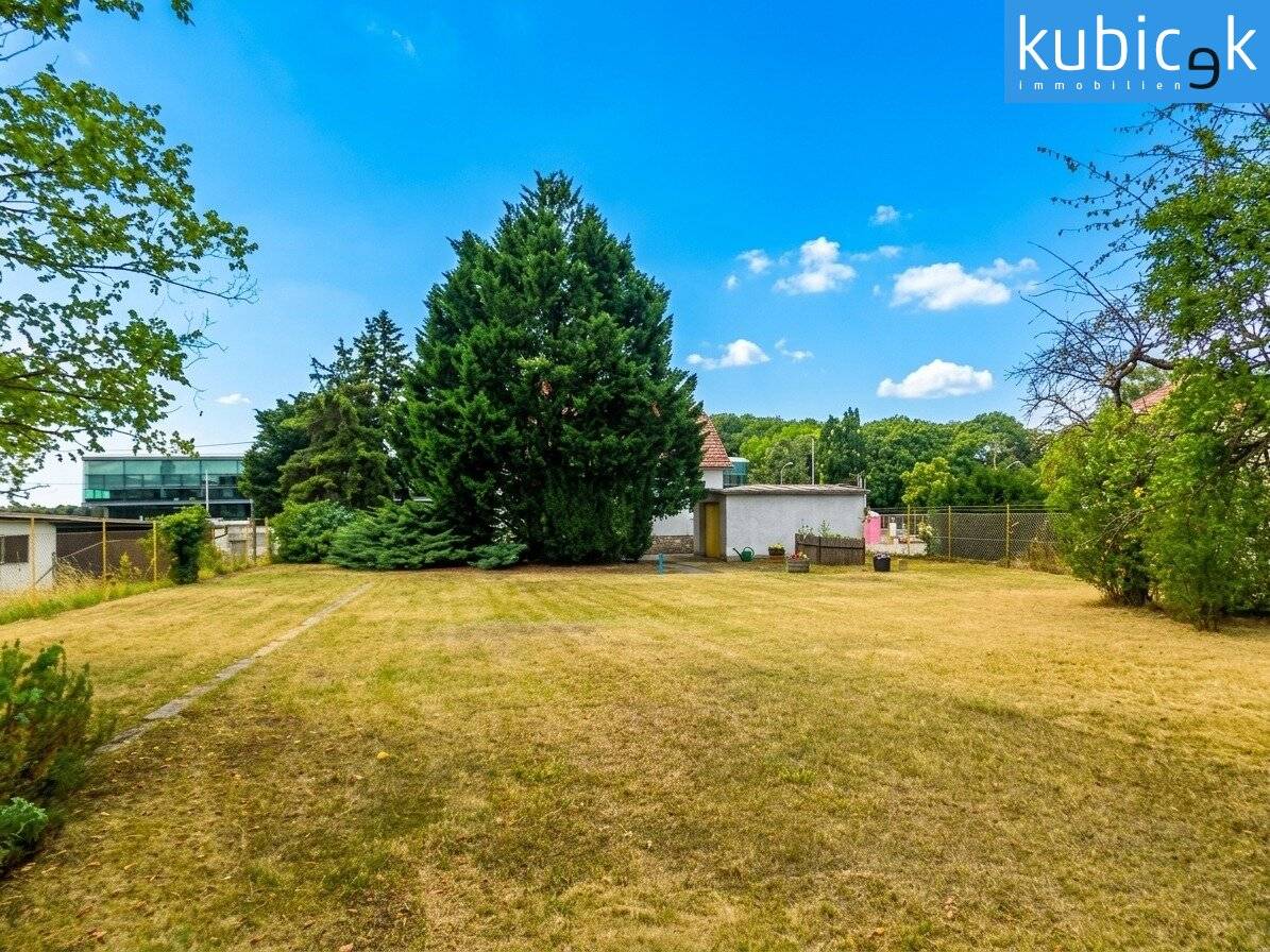 Large plot with existing building near Siegesplatz