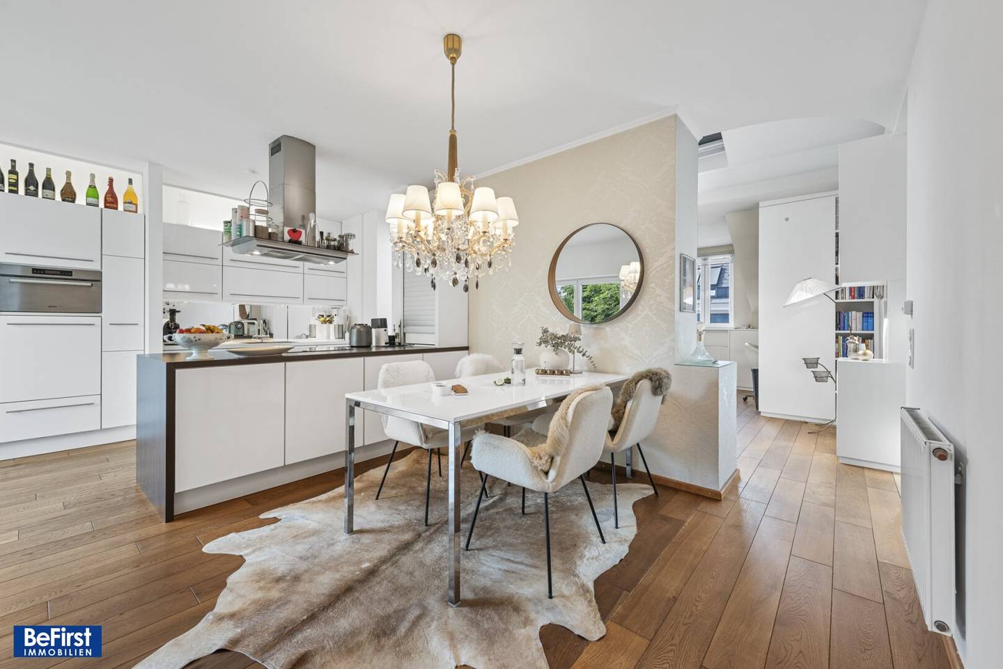 Fantastic quiet rooftop terrace apartment generously laid out. Ideal for couples and singles