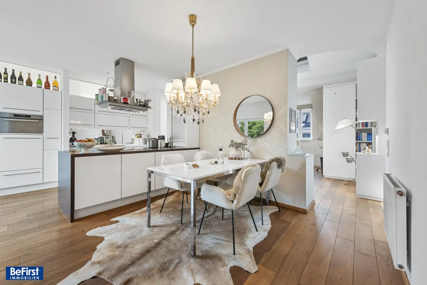 Fantastic quiet rooftop terrace apartment generously laid out. Ideal for couples and singles