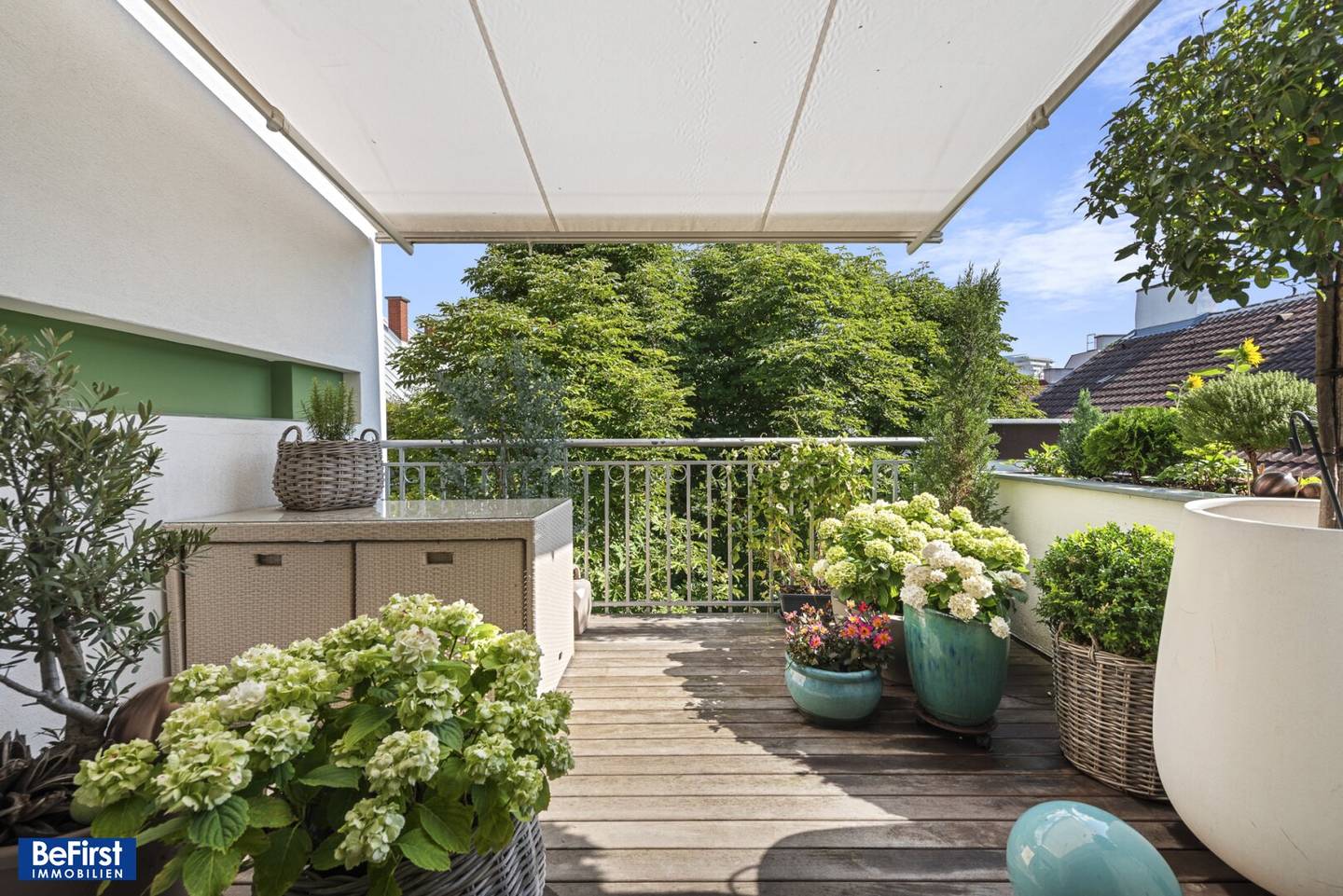 Fantastic quiet rooftop terrace apartment generously laid out. Ideal for couples and singles